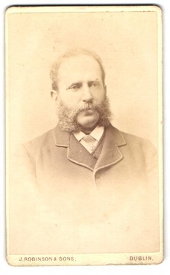 Fotografie J. Robinson & Sons, Dublin, 65 Grafton Street, Portrait eines Herrn  