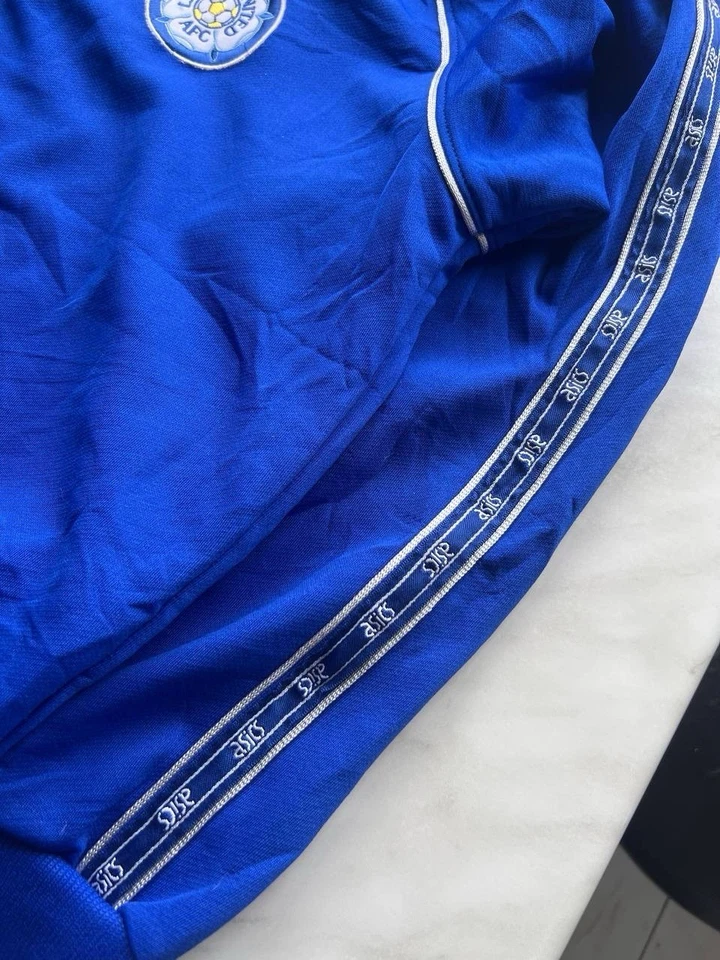 2000’s ASICS LEEDS UNITED VINTAGE ASICS FOOTBALL SOCCER TRAINING SWEATSHIRT - Image 4 of 4