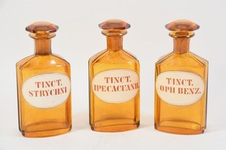 O72K58 3 Glas Apothekergefäße mit Stopfen ua Tinct. Strychni um 1900