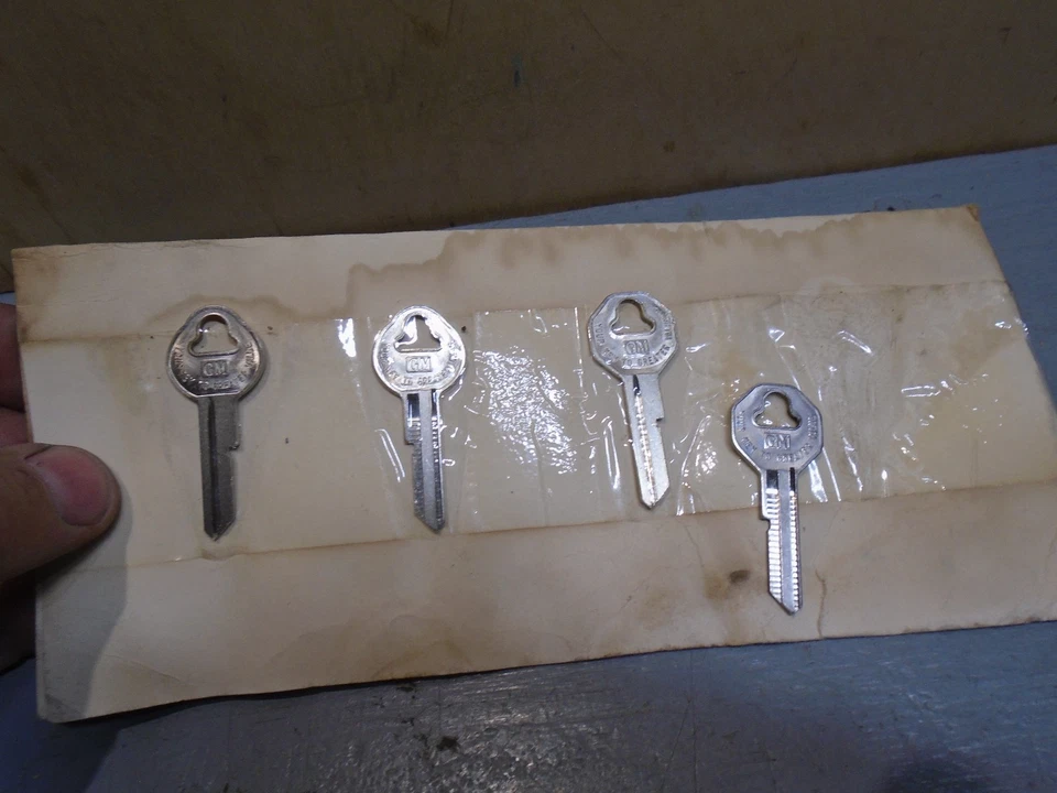 De colección GM NOS Llave en Blanco 4 Encendidos Maletero 35-66 OEM Chevy Buick Pontiac Olds Foto 3 de 4