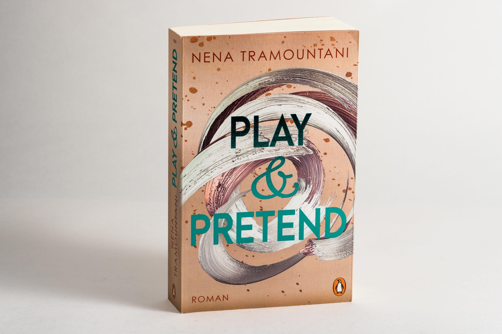 Thumbnail - Play & Pretend | Roman | Nena Tramountani | Taschenbuch | Die