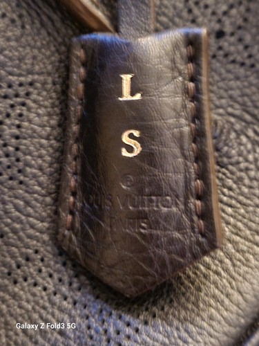 Auth LOUIS VUITTON Ombre Black Mahina leather SELENE MM Shoulder Bag! Never Worn - Picture 8 of 22