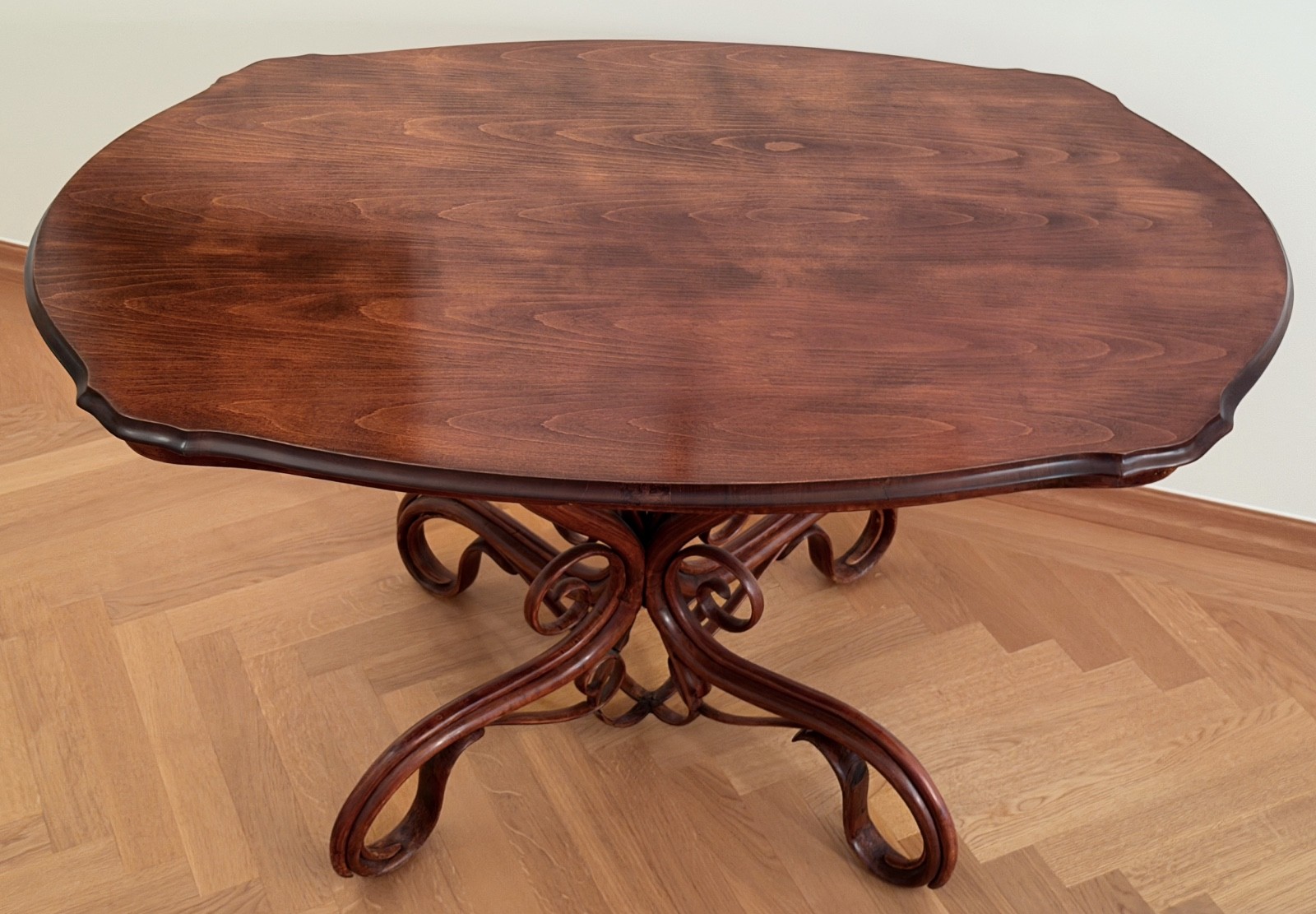 Ovaler Tisch, Modell 5 von den Gebrüdern Thonet, Wien um 1890