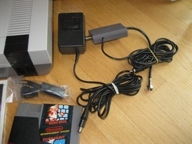 Juego de acci&oacute;n original Nintendo NES. Mayormente en caja original con el juego Super Mario/ Duck Hunt.