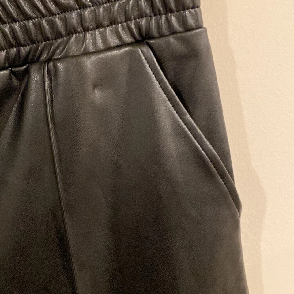 Calça de tornozelo Boston Proper couro sintético preta média - Imagem 2 de 4