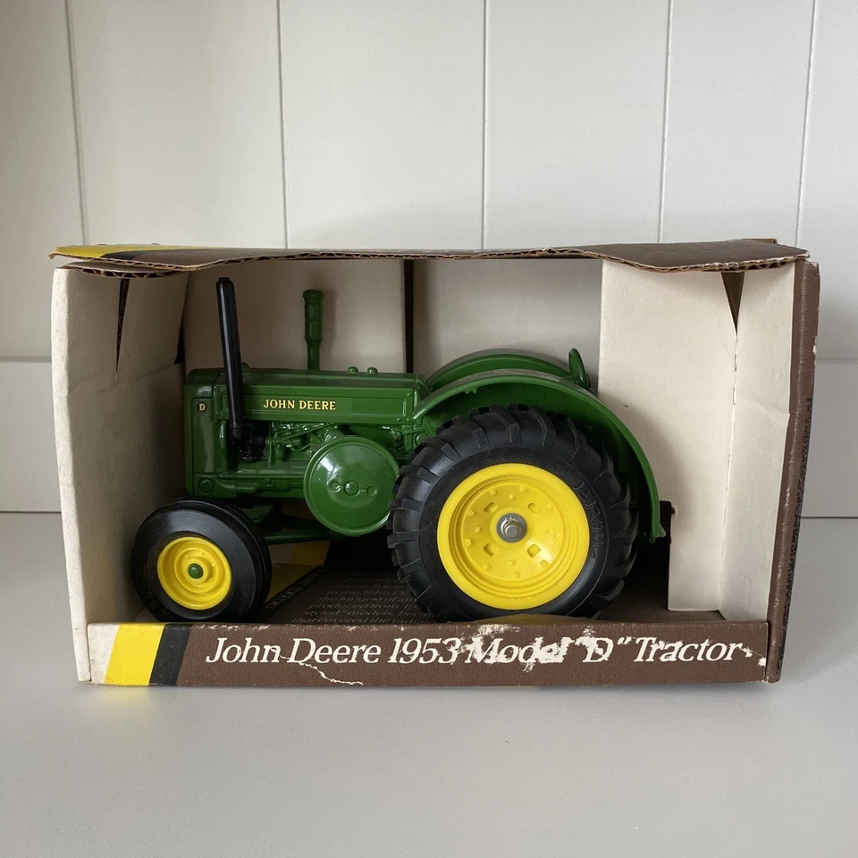 John Deere 1953 Model D Tractor Die-Cast Metal 1/16th Scale ERTL Vintage #5596 - Image 2 of 4
