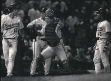 1992 Press Photo Brewers baseball's Scott Fletcher and teammates during game
