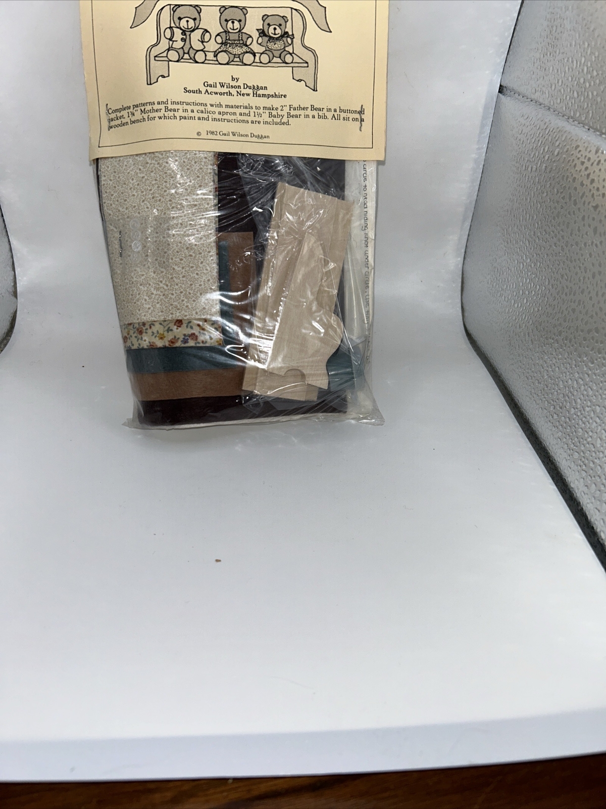 Gail Wilson Duggan Kit  The Bear Family On A Bench  1982 -Sealed