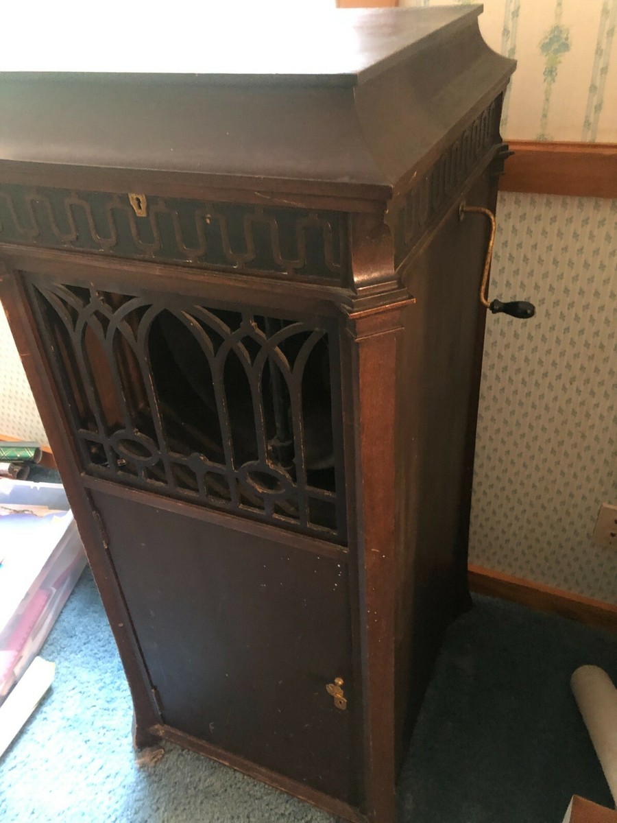 Edison C19 Chippendale Diamond Disc Phonograph with 41 records