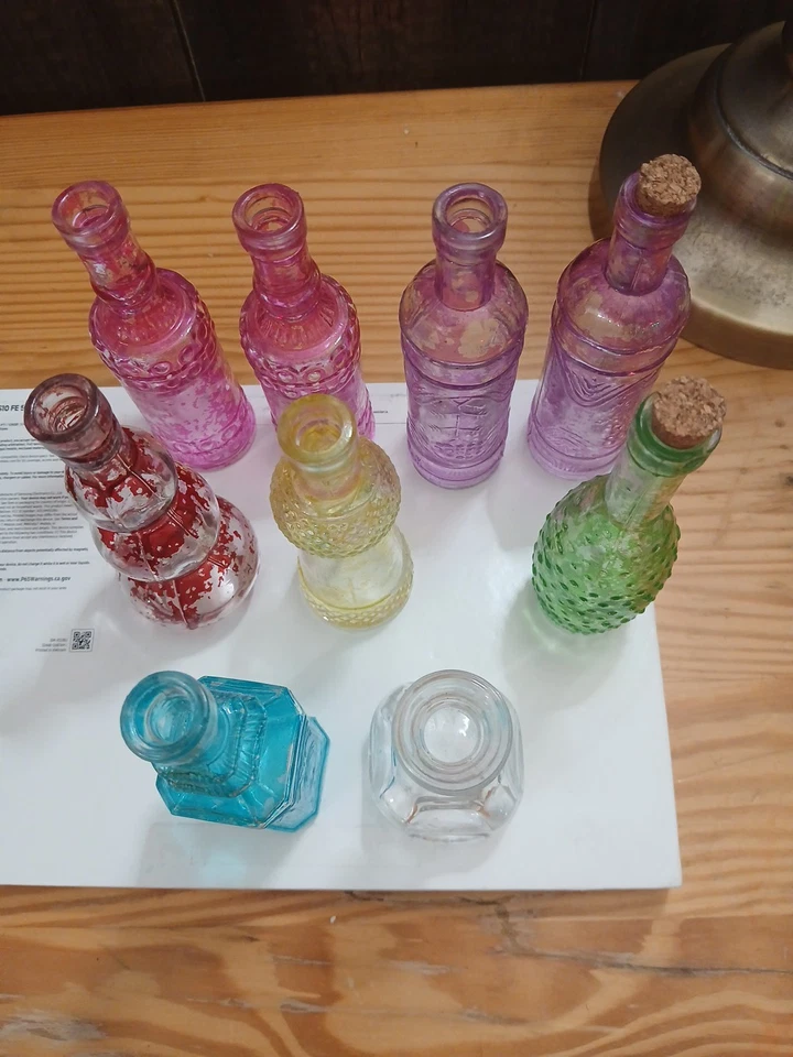 Lote de 9 Botellas Decorativas de Vidrio de Colores, Varios Estilos y Formas 5" Hobnail Foto 4 de 4