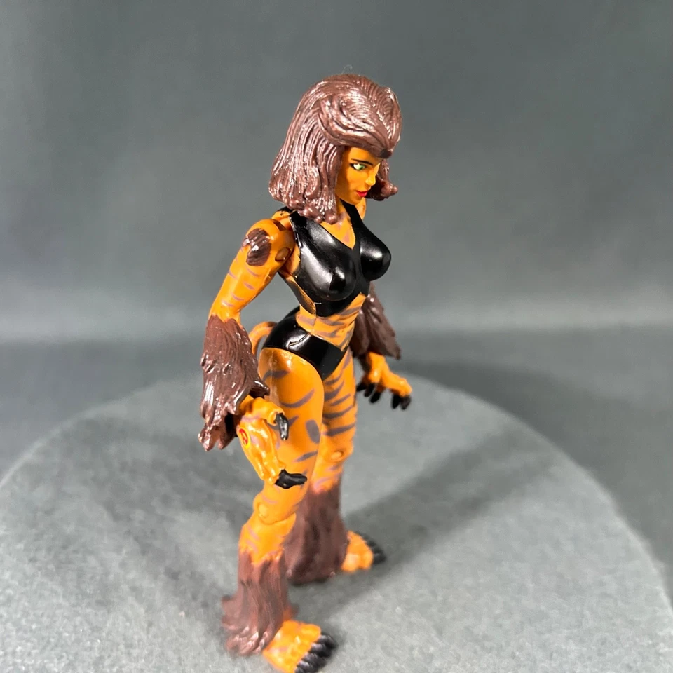 Figura de acción Marvel Avengers United Tigra 5 pulgadas 1999 ToyBiz de colección Foto 4 de 4