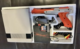 Nintendo NES Action Set Console Bundle Zapper Controllers Games Manuals Box