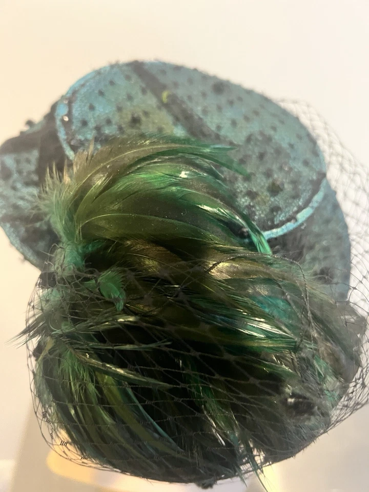 Velo sombrero inclinable pluma encaje negro verde azulado único en su clase ciclo vintage pintado a mano Foto 2 de 4