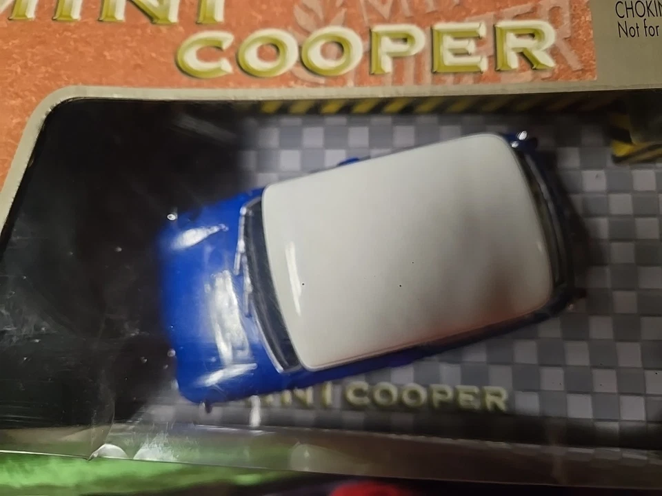 Motormax 73113 1:18 Morris Mini Cooper 1961-67 1/18 Scale - Image 2 of 3