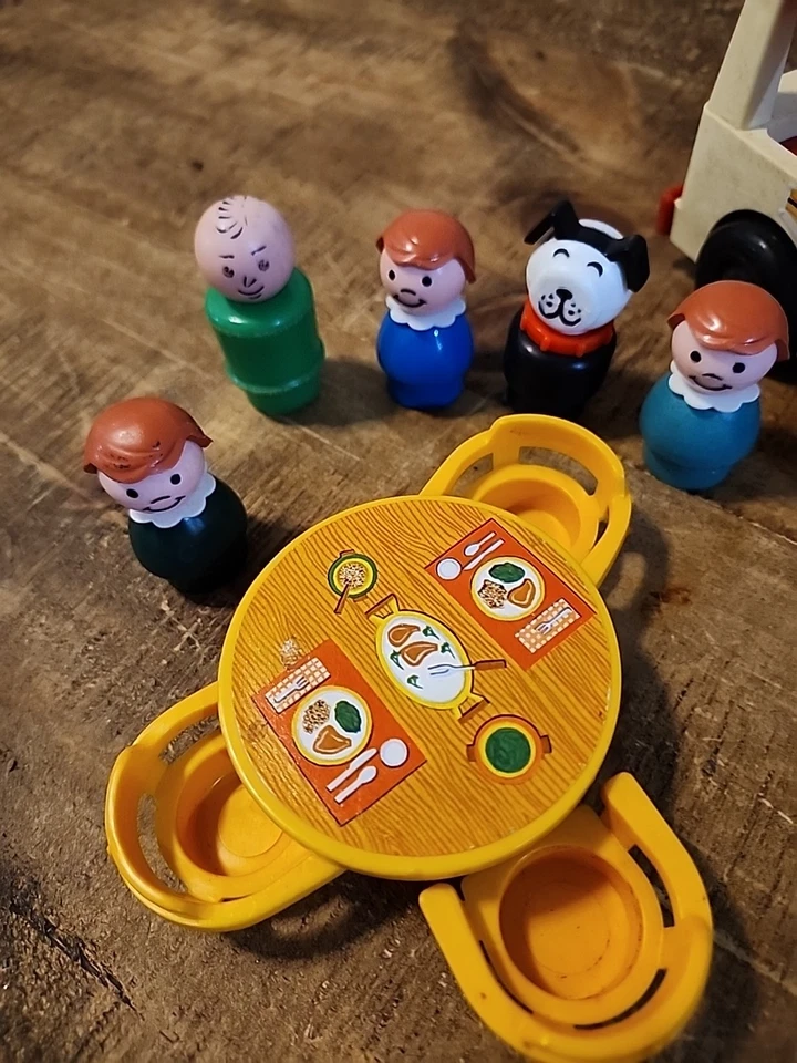 Lote Antigo De 10 Fisher Price Little People 1 Mini Ônibus 1 Mesa 3 Cadeiras 5 Pessoas - Imagem 3 de 4