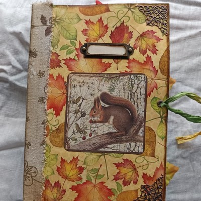 Handgefertigtes Junk Journal, Thema Eichhörnchen