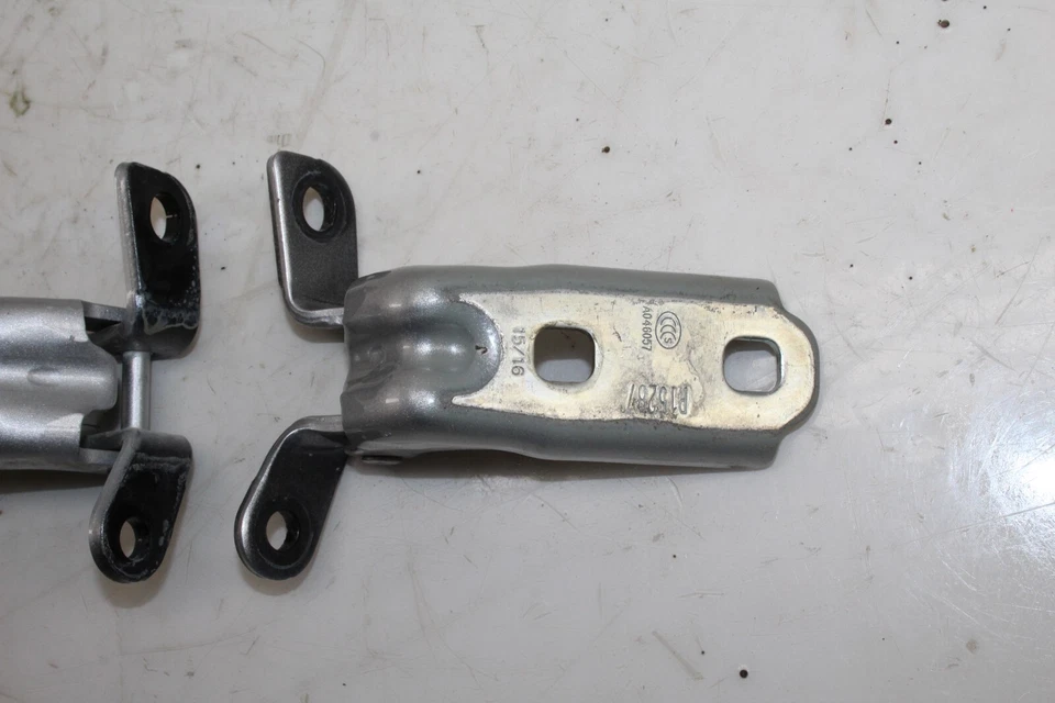 Juego de bisagras de puerta delantera derecha Cadillac CTS 2014-2019 FABRICANTE DE EQUIPOS ORIGINALES Foto 2 de 4