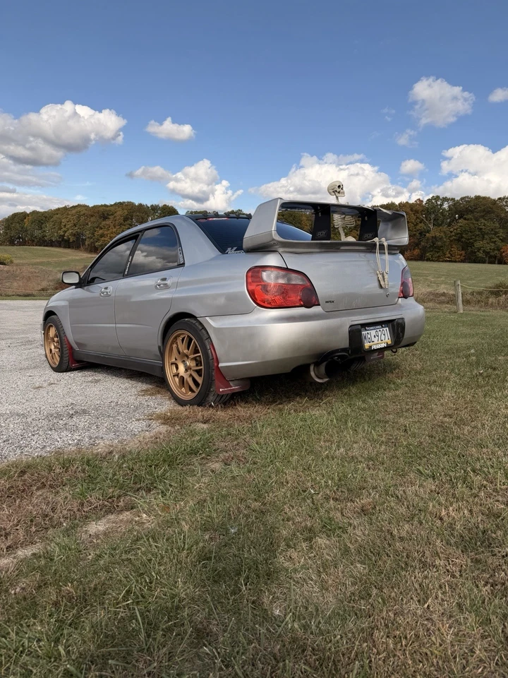 Красные грязевые щитки Rally Armor с белым логотипом для седана Subaru Impreza WRX STI 02–07 годов выпуска - Изображение 3 из 4