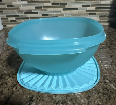 Tupperware Servalier Bowl - 11 cups 2.6 liter ~ Bermuda Green