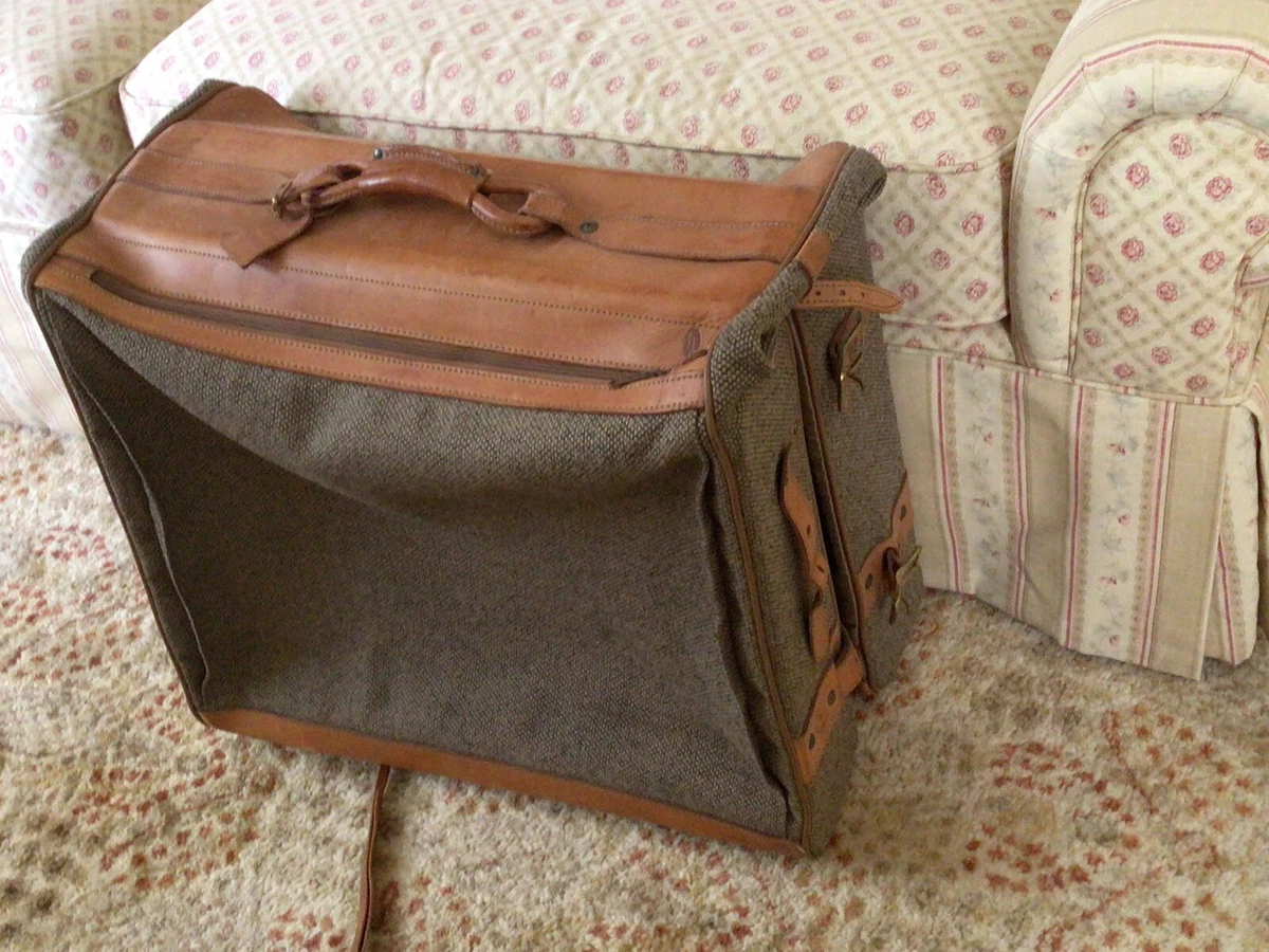 Wheeled outlet suit carrier