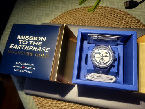 OMEGA X Swatch: Mission To Earthphase - Moonshine Gold - Snoopy Limited Edition - Picture 2 of 9