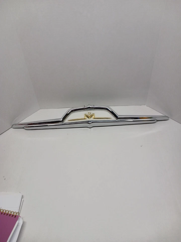 Mercury Montclair 1956 adorno de cerradura de maletero Foto 3 de 4