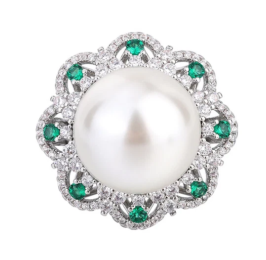 Enorme anillo flor blanco roto forma redonda perla, esmeraldas verdes y diamantes blancos Foto 2 de 4