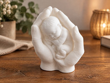 Wundersch&ouml;ne Figur "Baby in sch&uuml;tzenden H&auml;nden" &ndash; 3D-Druck Deko Skulptur (15 cm)