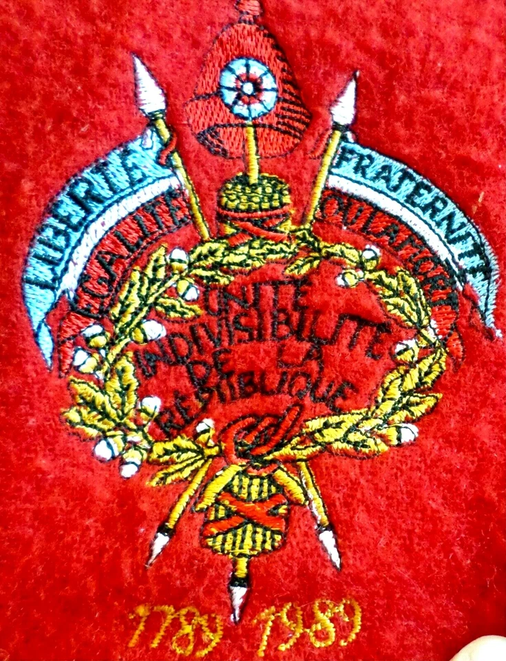 Bufanda Bloomingdales vintage RARA hecha en Francia 1789-1989 bordada roja Foto 2 de 4