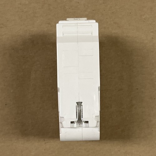 Disyuntor estándar enchufable Leviton LB115-T blanco 15A 1 polo - Imagen 3 de 6