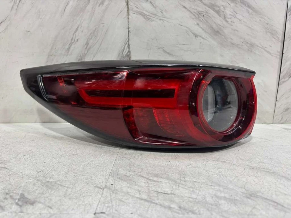 Mazda CX-5 2017 2021 luz trasera exterior OEM lado del pasajero derecho LED con firma Foto 4 de 4