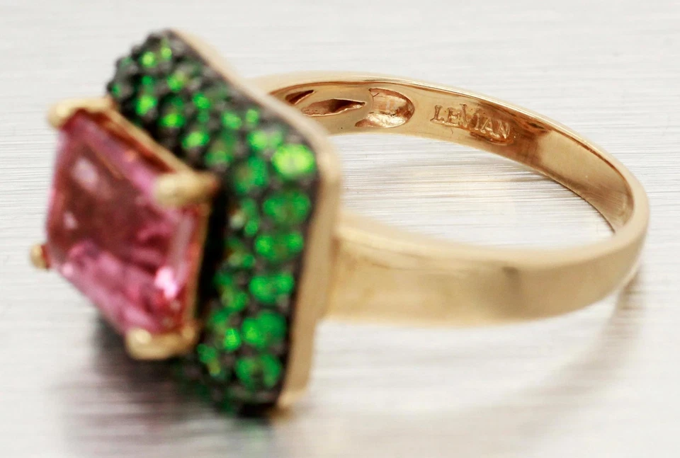 Anillo de cóctel LeVian de cuarzo rosa y tsavorita - banda de oro amarillo de 14 k Foto 3 de 4
