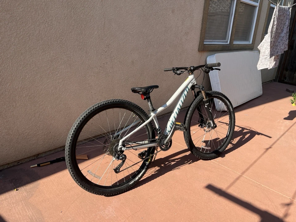 Bicicleta de montaña excelentes condiciones buenos frenos pero podría usar empuñaduras nuevas solo efectivo Foto 2 de 3