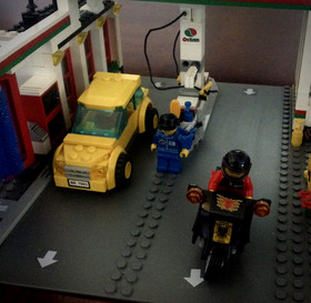 LEGO CITY: Service Station (7993) W/INSTRUCTIONAL MANUAL 100% COMPLETE