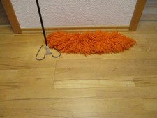 Omas alter Staubmop waschbar, biegsamer Stiel 70er Jahre