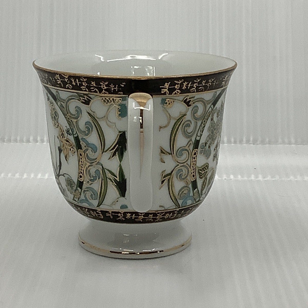 Vintage 3” Saji Fine China Porcelain Cup Bird Gold Rim Made in