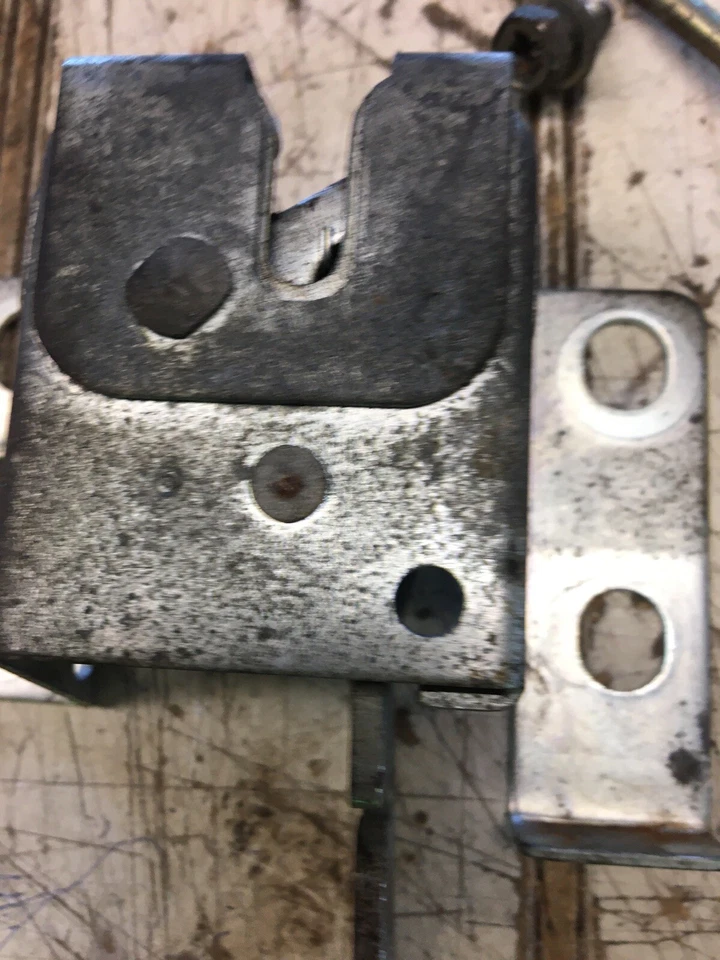 Pestillo de escotilla trasero Datsun 200SX 80 hatchback con herrajes Foto 3 de 4