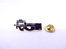 Pin's Pins Pin Badge - MILITARY - FN HERSTAL - P90 - MACHINE GUN
