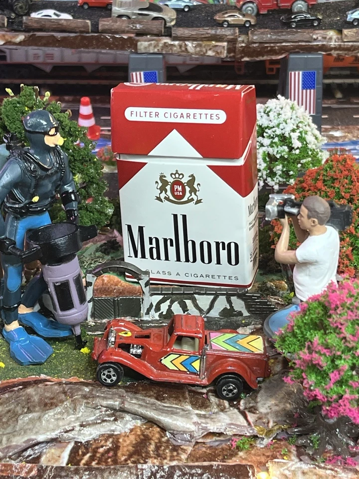 Camioneta Ford Zylmex D18 roja diecast 1:64 usada excelente estado HK Foto 2 de 4