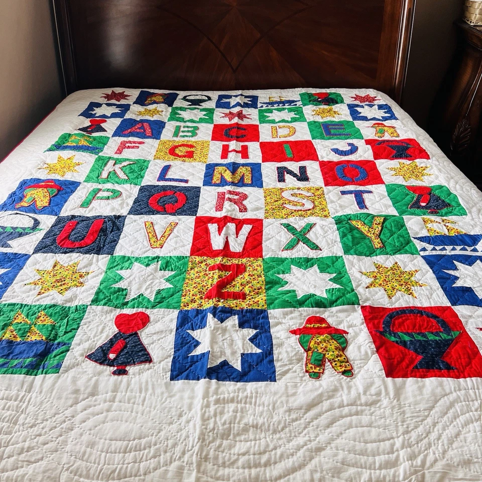 Сэмплер для лоскутного одеяла ручной вышивки алфавит — 62 x 82 дюйма — буквы, звезды и аппликация - Изображение 3 из 4
