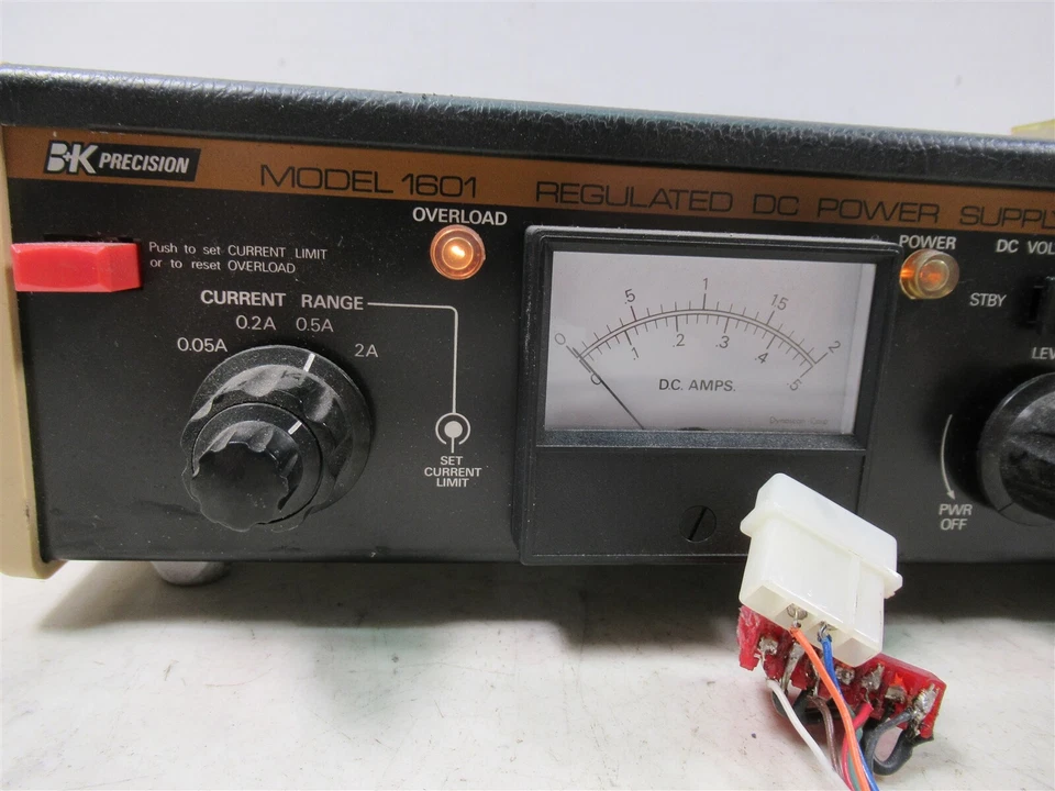 Fuente de alimentación de CC regulada BK Precision 1601 Dynascan con Power General 624 Foto 3 de 4