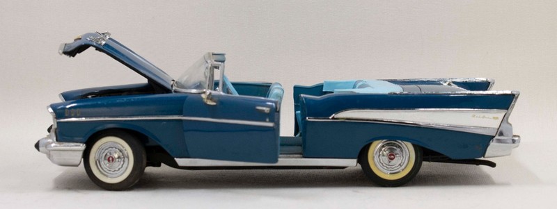 Danbury Mint 1957 Chevrolet Bel Air Convertible Blue 1:24 Diecast Model