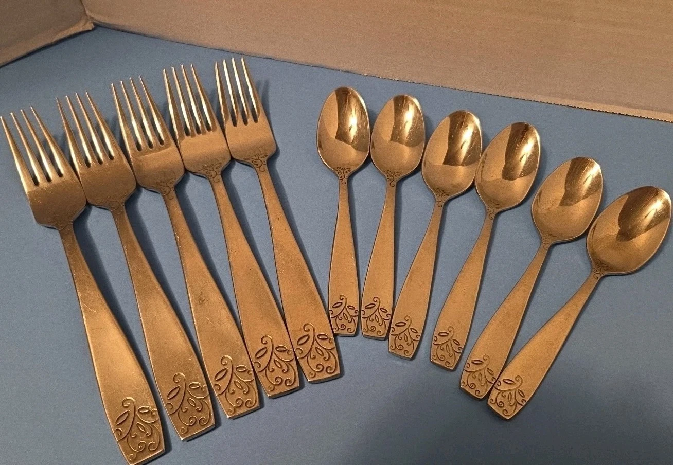 Oneida Florence Satin Stainless Flatware 18/10 - 22 Pieces *Pre-owned*
