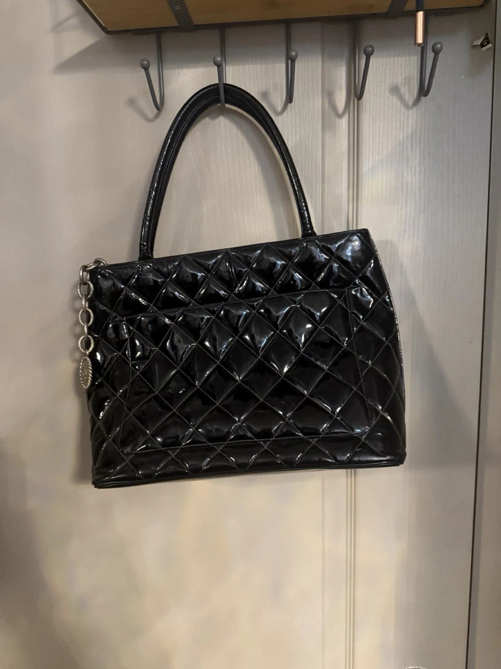 Bolso de Mano Chanel Medallion (24KT Chapado) Cuero Patente con Tarjeta de Autenticidad y Folleto Foto 2 de 4