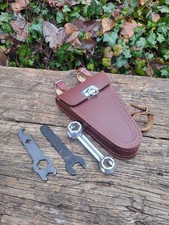 Antike Fahrrad-Werkzeugtasche aus Leder mit Werkzeugen für altes/antikes Fahrrad