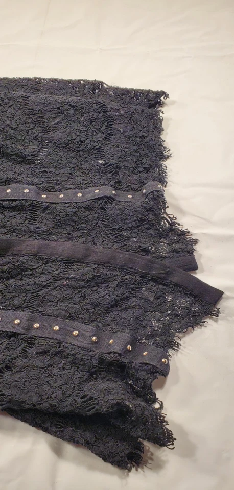 Cardigã Rebellion Girls PRETO CRAVEJADO DE RENDA CAMURÇA SINTÉTICA ESPANADOR Tamanho Pequeno  - Imagem 4 de 4