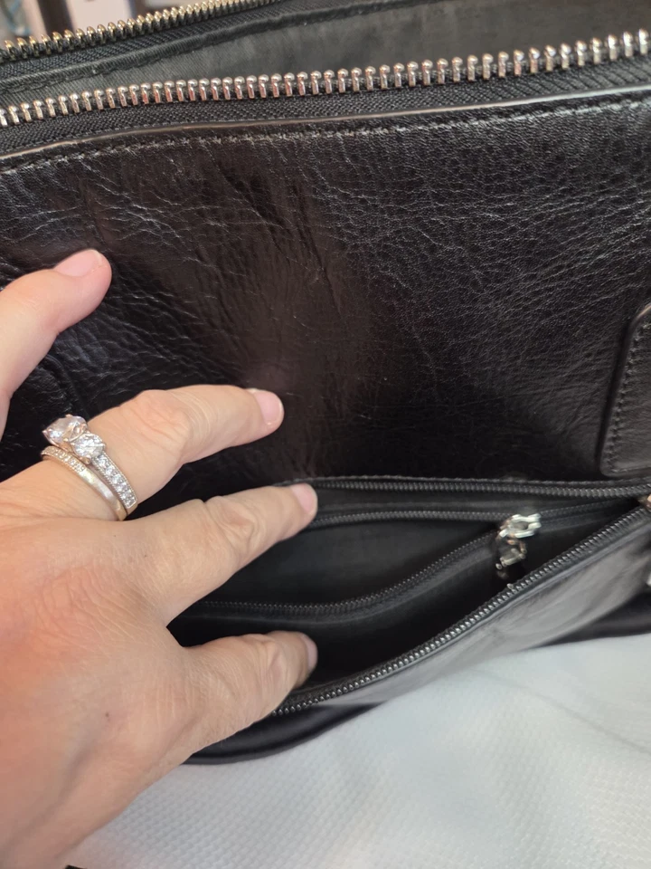 Bolso de Mano Andrew MARC para Laptop en Cuero Genuino Negro con Hebillas Tono Plateado Tiradores Foto 4 de 4