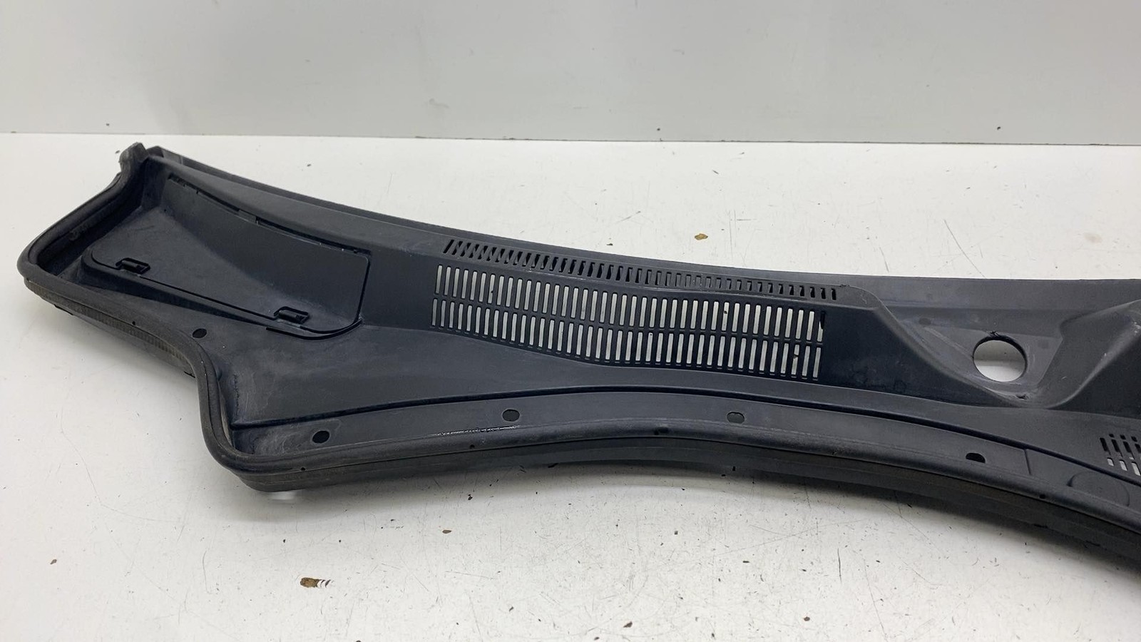⭕ 2014-2024 Maserati Ghibli Front Windshield Cowl Vent Grille Panel 670010468