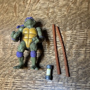 TMNT Tartarughe Ninja – Action Figure Donatello Movie Star 4” (10 Cm) – Ispirata Al Film Del 1991 Con Armi Accessorie