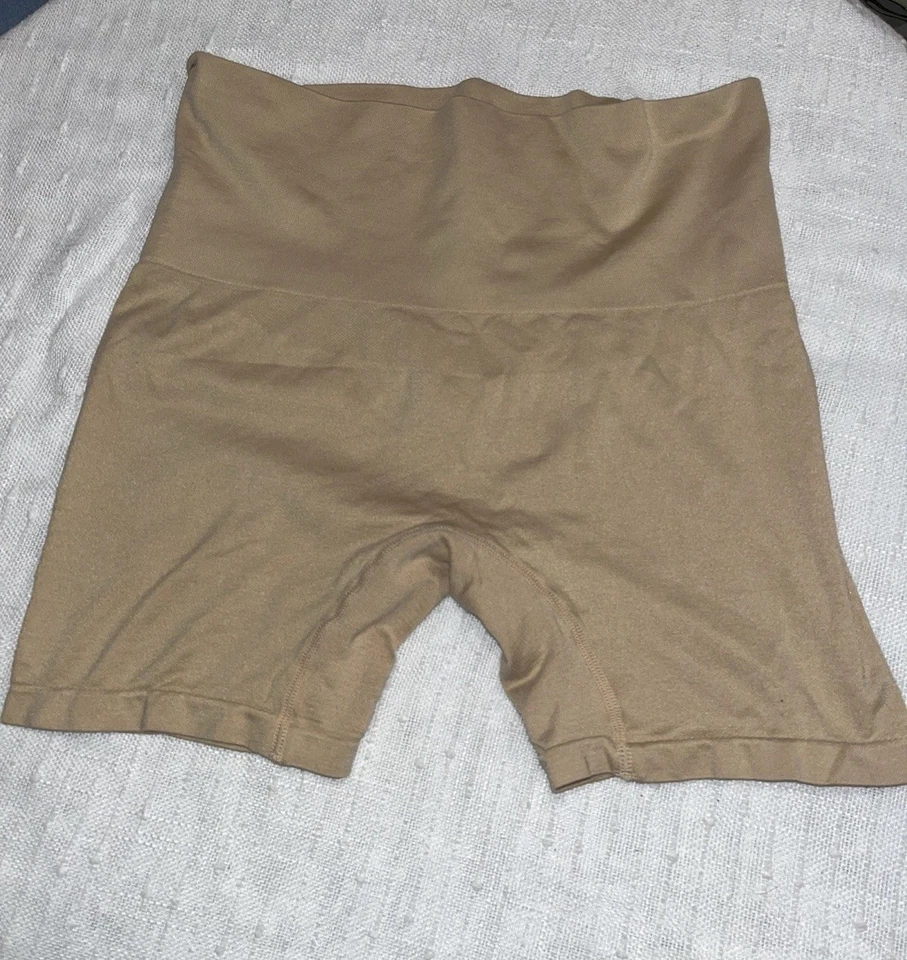 Pantalón corto Jockey Generation para mujer talla mediana beige Foto 2 de 3